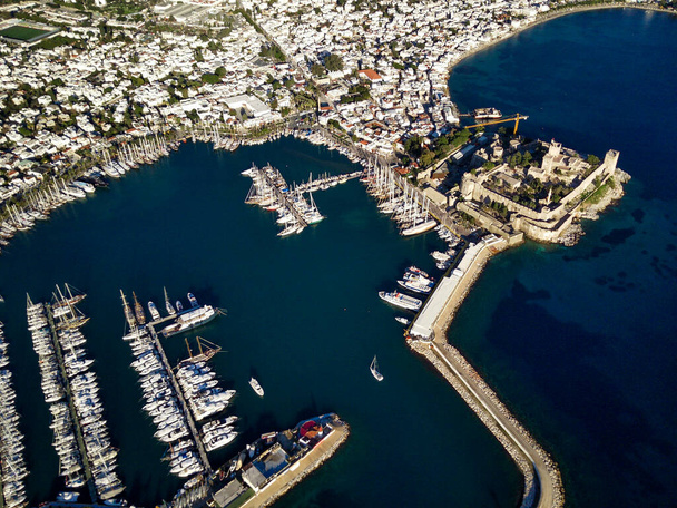 Increíble vista panorámica desde el dron del puerto de Bodrum y el antiguo castillo de Kalesi - Foto, imagen