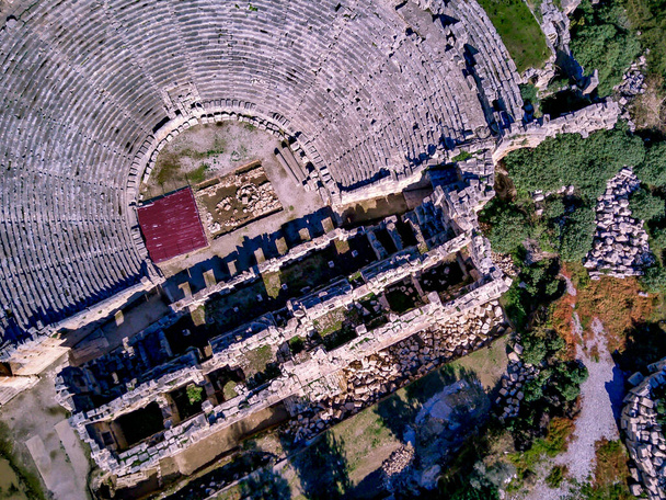 Υψηλού γωνιακού drone εναέρια άποψη του αρχαίου ελληνικού βράχου κόβεται lykian αυτοκρατορία αμφιθέατρο και τάφοι στη Μύρα (Demre, Τουρκία) - Φωτογραφία, εικόνα