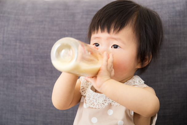 Asia baby girl feeding with milk bottle - Fotoğraf, Görsel