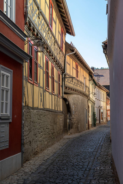 Enge gepflasterte Gasse mit Fassaden historischer Fachwerkhäuser in der thüringischen Stadt Meiningen - Foto, Bild