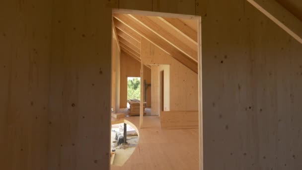 CLOSE UP: Uitzicht op een prachtig onafgewerkt interieur van een geprefabriceerd houten huis. - Video