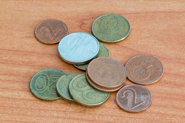 Een Wit-Russische roebel munt op houten tafel. - Foto, afbeelding