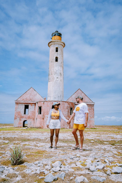 Острів Клейн Куракао в Карибському морі поблизу острова Куракао з червоним маяком, маленьким островом Куракао. - Фото, зображення