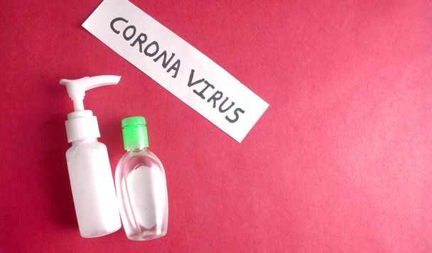 Alkohol gél kézmosó és fertőtlenítő palackok tisztító baktériumok, és megakadályozza a baktériumok védelme vírus, mint a korona (COVID-19) és egyéb. - Fotó, kép