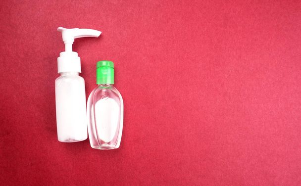 Спиртовий гель для миття рук та дезінфікування пляшок для антибактерій та запобігання захисту мікробів, таких як корона (COVID-19) та інші
. - Фото, зображення