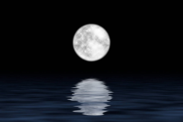 De maan boven het water 's nachts - Foto, afbeelding