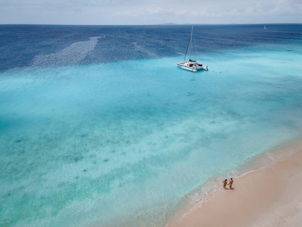 Μικρό νησί Κουρασάο διάσημο για ημερήσιες εκδρομές και snorkling εκδρομές στις λευκές παραλίες και μπλε καθαρό ωκεανό, Klein Curacao νησί στην Καραϊβική θάλασσα - Φωτογραφία, εικόνα