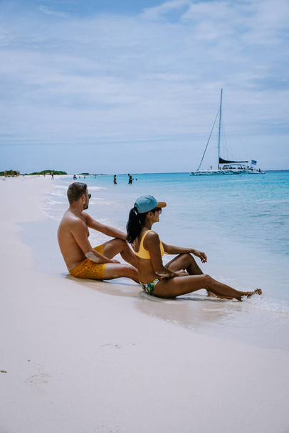 Острів Малий Куракао славиться денними подорожами і екскурсіями по білим пляжам і блакитним чистим океаном, островом Клейн-Куракао в Карибському морі. - Фото, зображення