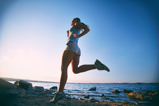 nainen juoksee rannalla - Valokuva, kuva