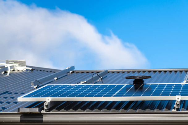 Na střeše domu v jižní Austrálii jsou instalovány nové solární panely - Fotografie, Obrázek