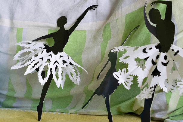 Balett táncos sziluett, gyönyörű balerina papírból - Fotó, kép