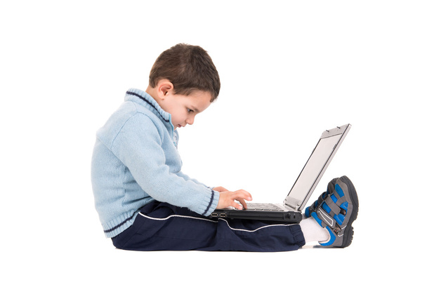 αγόρι και φορητό υπολογιστή - Φωτογραφία, εικόνα