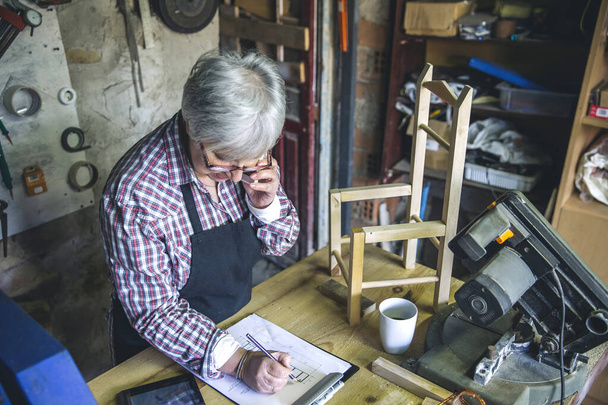 Femme charpentier dans son atelier - Photo, image