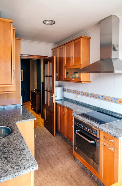 Küche an zwei Fronten mit Holzmöbeln - Foto, Bild