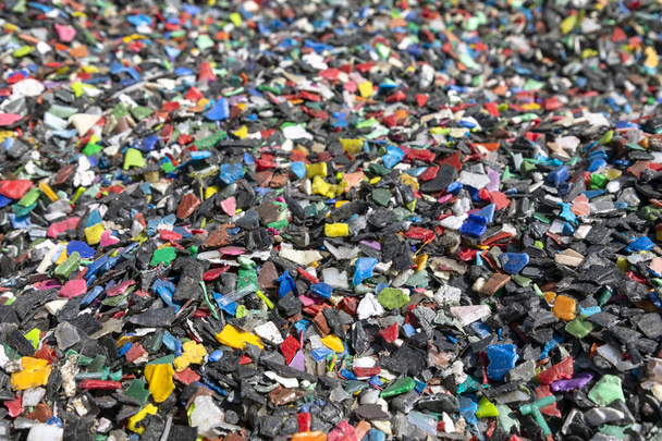 Műanyag termékek őrlése újrahasznosítás céljából. Műanyag újrahasznosítás, újrahasznosítási minták.  - Fotó, kép