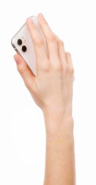  La mano di una donna che tiene un cellulare. - Foto, immagini