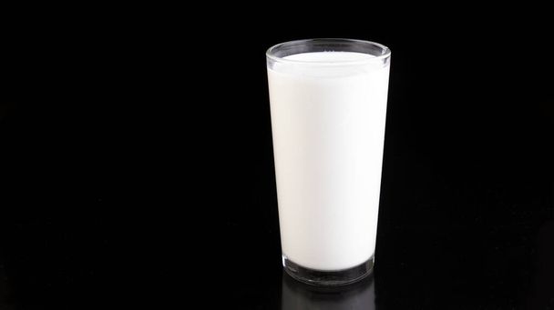 glas verse melk op zwarte achtergrond, geïsoleerd - Foto, afbeelding