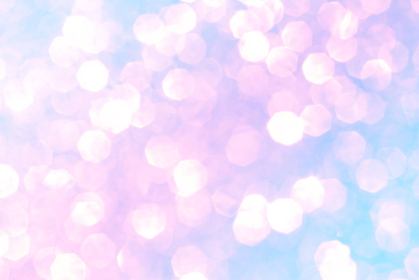 Glänzend verschwommener lila Hintergrund mit Bokeh für eine festliche Stimmung. Grußkarten-Vorlage zum Spaß. Verschwommenes Bokeh - Foto, Bild