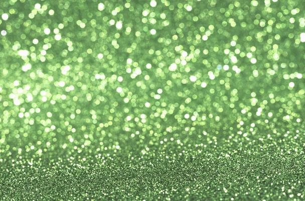 Glänzend verschwommener grüner Hintergrund mit Bokeh für eine festliche Stimmung. Grußkarten-Vorlage zum Spaß. Verschwommenes Bokeh - Foto, Bild