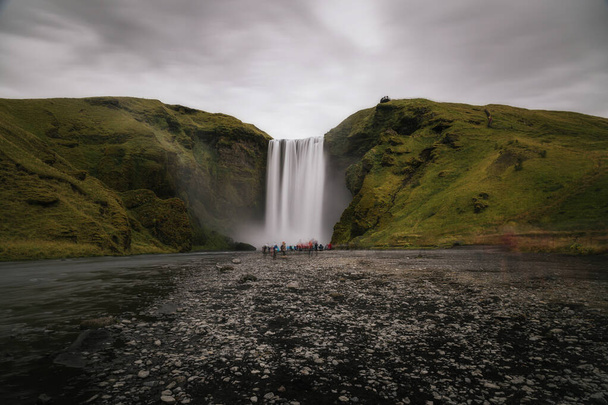 Island vodopád Skogafoss v islandské krajině přírody. Slavné turistické atrakce a památky destinace v islandské krajině přírody na jižním Islandu - Fotografie, Obrázek