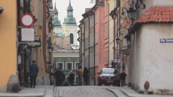 Άνθρωποι περπατούν στους δρόμους της Παλιάς Πόλης της Βαρσοβίας. Άνθρωποι με μάσκες στα πρόσωπά τους - Πλάνα, βίντεο