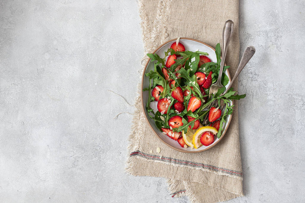 Healthy organic diet salad with arugula, strawberries and almonds. - Valokuva, kuva
