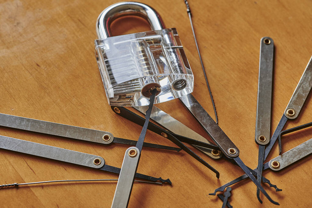 Μια φωτογραφία κλειδαριών που χρησιμοποίησαν οι διαρρήκτες για να ανοίξουν κλειδαριές. - Φωτογραφία, εικόνα