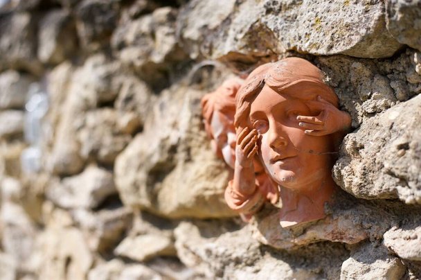 Clay Sculptures of  kid hiding the face of his mother with his hands - Photo, Image