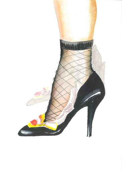 Illustrazione di moda disegnata a mano di scarpe nere con tacco alto e nastri bianchi, decorazioni rosse e bianche e calze a rete in nylon su fondo bianco e grigio. Illustrazione acquerello moda - Foto, immagini