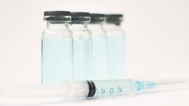 Ampoules médicales et seringue d'insuline isolées sur fond blanc, concept de vaccination - Photo, image