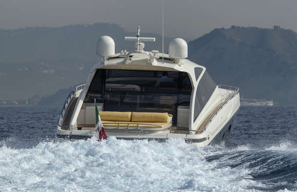 Yacht de luxe près de la côte de Naples, Italie
 - Photo, image