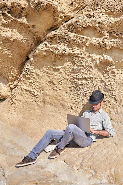 Молодий мандрівний письменник любить працювати на ноутбуці з пляжу
 - Фото, зображення