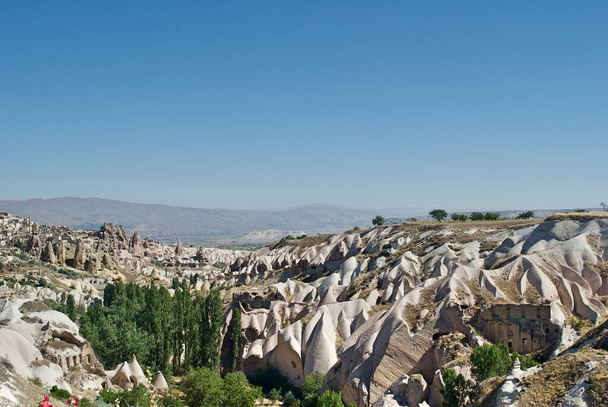 Ο σουρεαλιστικός γεωλογικός σχηματισμός της Καππαδοκίας, τα κοιτάσματα ηφαιστειακής τέφρας, λάβας και βασάλτη. Γκορέμε Τουρκία. Μνημείο Παγκόσμιας Κληρονομιάς UNESCO. - Φωτογραφία, εικόνα
