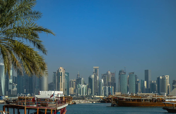 Widok Doha 's Financial District z Cornish Waterfront z Dhows zacumowane w Perski Golf, Katar. - Zdjęcie, obraz