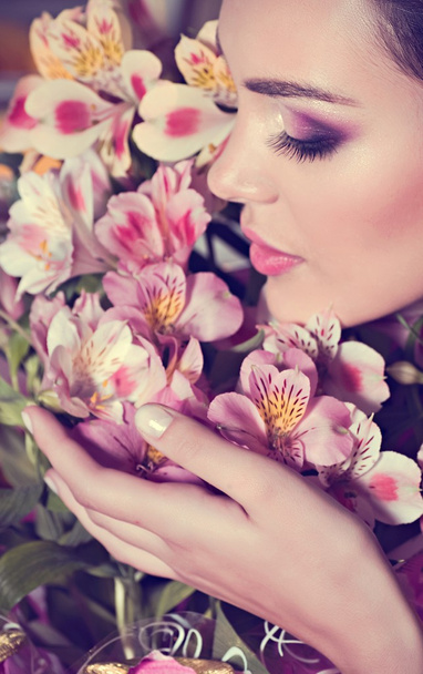 piękna twarz młodej kobiety z kwiatami - Zdjęcie, obraz