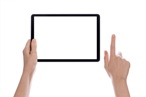 白い画面のタブレットコンピュータを保持する手。現代のデジタルタブレットの空の画面を示す女性の手.白い背景に白の画面で隔離された手持ちのタブレットPC 。彼女の手に集中して. - 写真・画像