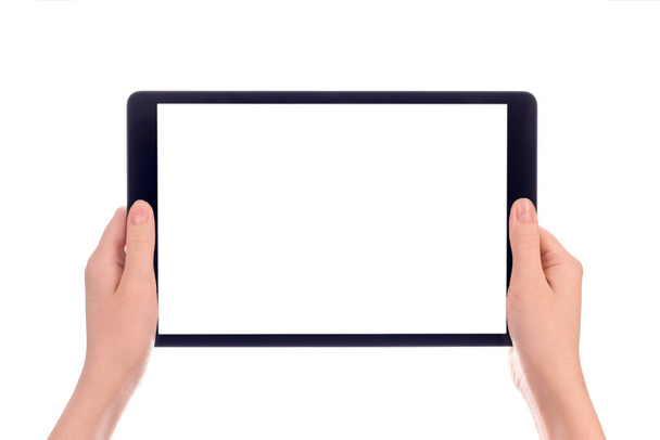 Mains tenant un ordinateur tablette avec écran blanc. Mains de femme montrant écran vide de tablette numérique moderne. Main tenant comprimé pc isolé sur fond blanc avec écran blanc. Concentre-toi sur ses mains. - Photo, image