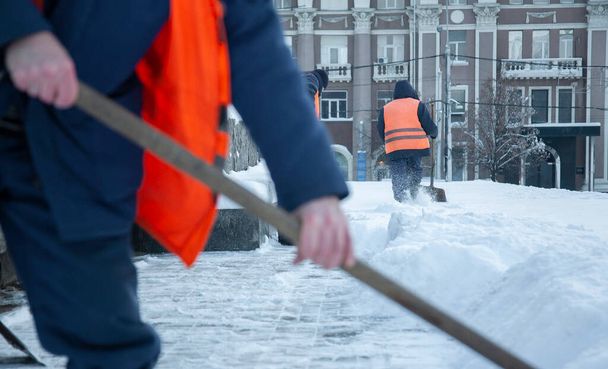 İşçiler kaldırımlardan kar kaldırır. Rus Kışı. Kar temizleme. - Fotoğraf, Görsel