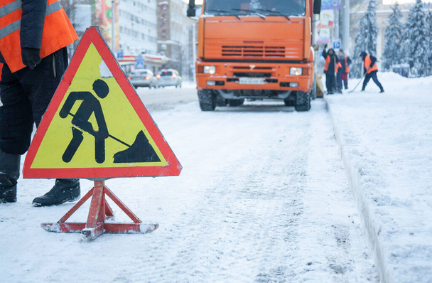 Dělníci odstraňují sníh z chodníků. Ruská zima. Odstranění sněhu. - Fotografie, Obrázek