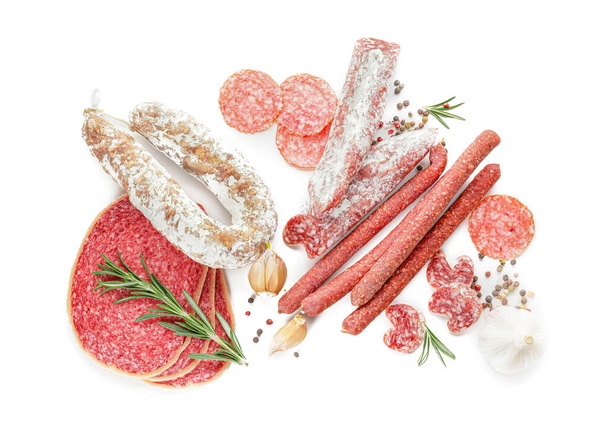 Diverse gustose salsicce su sfondo bianco - Foto, immagini