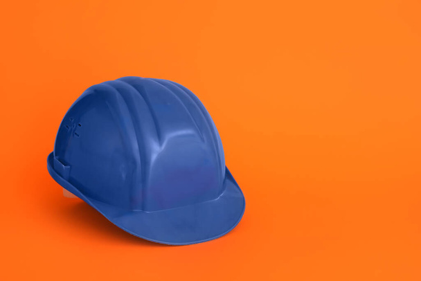 Cappello rigido blu su sfondo a colori - Foto, immagini