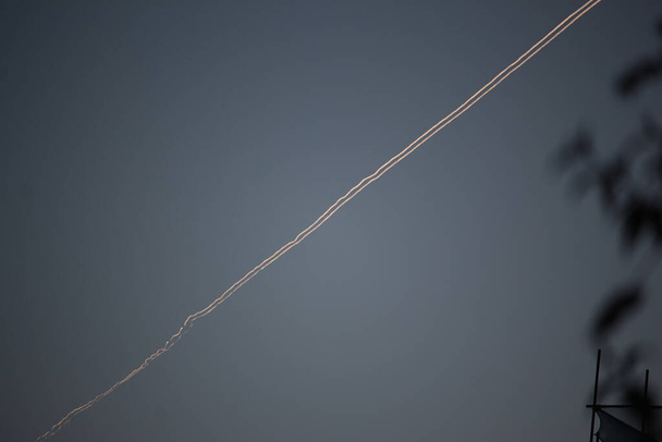 Jasná modrá obloha s prolétanými pasažéry - Fotografie, Obrázek