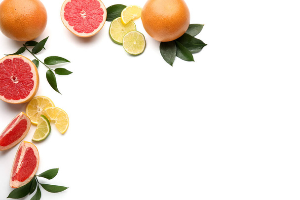 Frisch geschnittene Zitrusfrüchte auf weißem Hintergrund - Foto, Bild