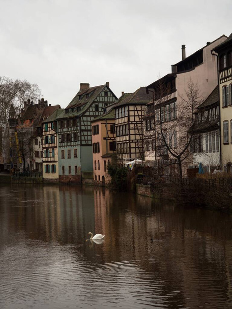 Очаровательная живописная старинная традиционная архитектура полудеревянные дома зданий на реке Ill Рейн в Страсбурге Grand Est Bas Rhin Эльзас Petite Франция Европа - Фото, изображение