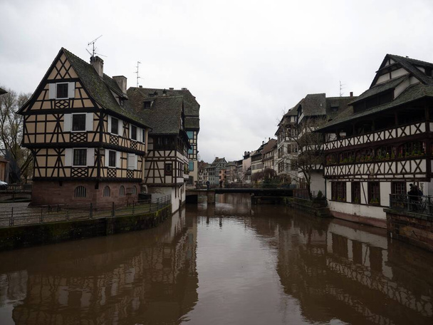 Charmoso e pitoresco antigo arquitetura tradicional casas de meia-madeira edifícios no rio Ill Reno em Estrasburgo Grand Est Bas Rhin Alsace Petite France Europe - Foto, Imagem