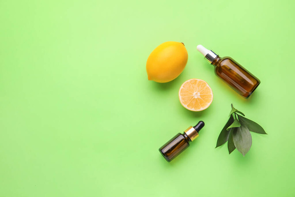 Pullot C-vitamiinia ja sitruunat värillinen tausta - Valokuva, kuva