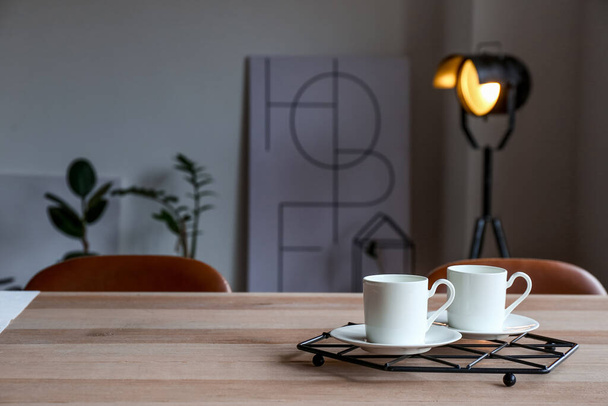 Tasses de café sur la table dans la chambre - Photo, image