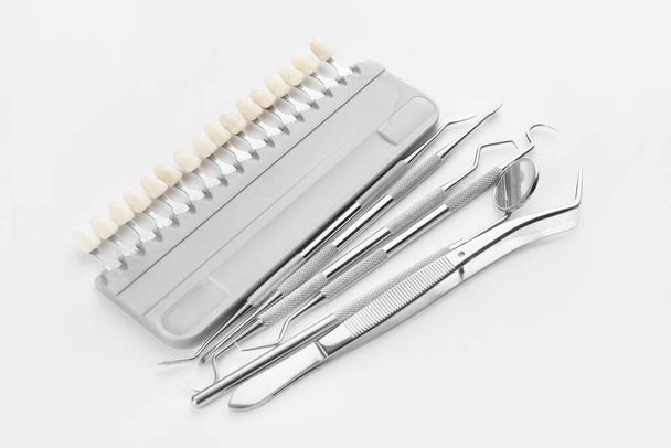 Zahnarzt-Werkzeuge und Zähne Farbmuster auf weißem Hintergrund - Foto, Bild