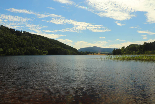 Remando en Loch Pityoulish en el verano - Foto, Imagen