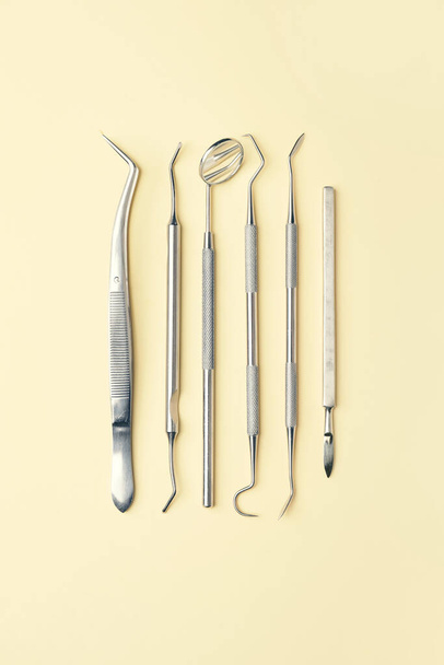Werkzeuge des Zahnarztes auf farbigem Hintergrund - Foto, Bild
